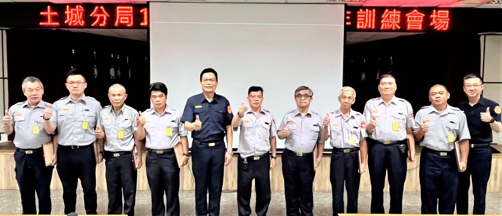 土城警民防常訓 落實全民國防教育 3 《圖說》土城分局長陳建龍與績優民防人員合影。〈土城分局提供〉