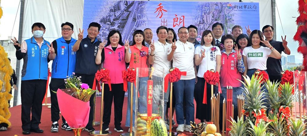 便利性大幅提升 中和秀朗橋北側開發工程完工 2 《圖說》侯友宜市長和參與完工典禮的來賓合影。〈地政局提供〉