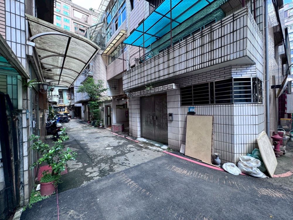 揮別海砂屋 板橋富豪社區拆除啟動 4 《圖說》更新前建物外觀現況。〈城鄉局提供〉