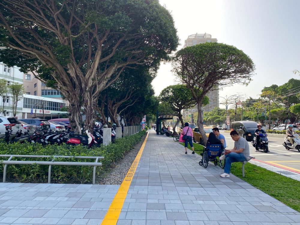舊市區新典範 三重行政園區計畫打造2公頃城市綠洲 6 《圖說》聯合醫院人行道拓寬改善。〈城鄉局提供〉