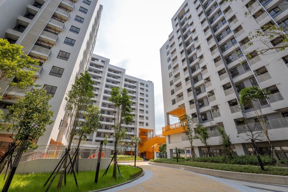 高齡友善居住典範 新北2處社宅榮獲「銀光好居」認證標章 3 《圖說》土城員和社宅榮獲三星標章-實踐好居。〈城鄉局提供〉