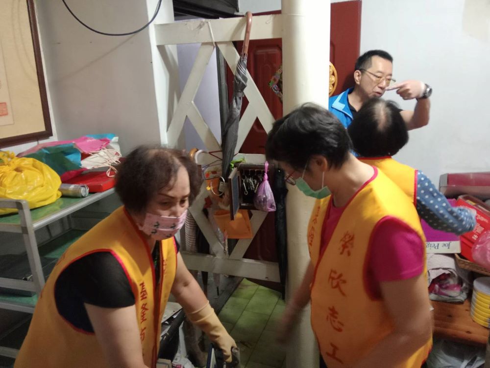 協助榮民眷居家環境整理 基隆榮服處服務揪感心 3 《圖說》基隆市榮服處長方正(後者)與榮欣志工現場分工合作,悉心整理環境。〈基隆榮服處提供〉