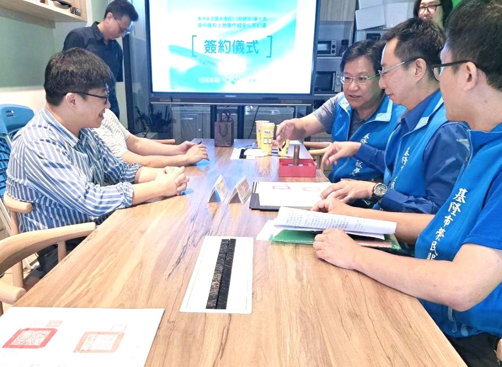 行政協助嘉惠民眾 基隆「國有土地綠美化契約」續簽 4 《圖說》基隆市都發處長謝孝坤(左一)與基隆榮服處長方正(右二)代表機關簽約,右三副處長李復鄉。〈基隆榮服處提供〉