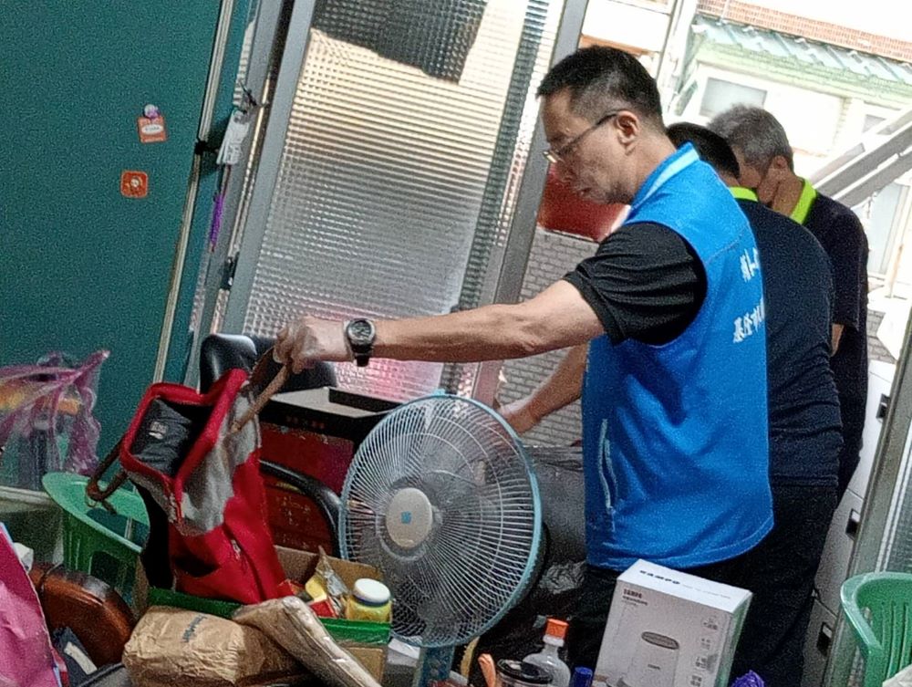 協助榮民眷居家環境整理 基隆榮服處服務揪感心 2 《圖說》基隆市榮服處長方正及服務幹部齊力為榮民眷整理雜亂環境。〈基隆榮服處提供〉