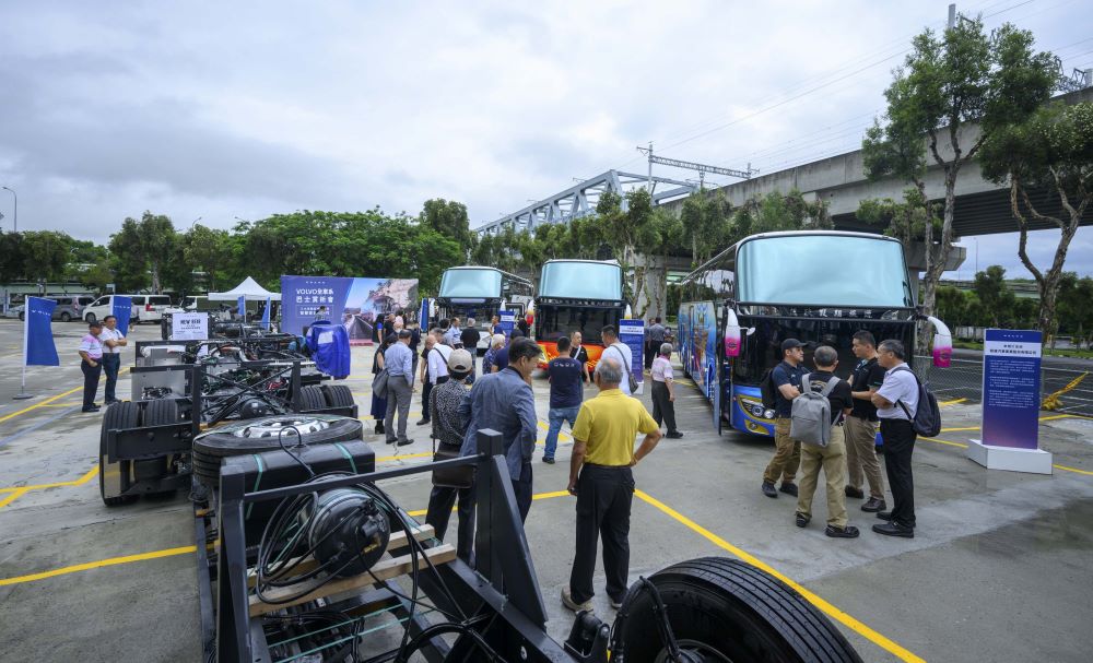 B13R 雙車型全台首交車 VOLVO 全系列巴士賞析會霸氣登場 4 《圖說》現場展示Volvo B13R底盤、B8R底盤及3部精心打造的Volvo巴士。〈主辦單位提供〉