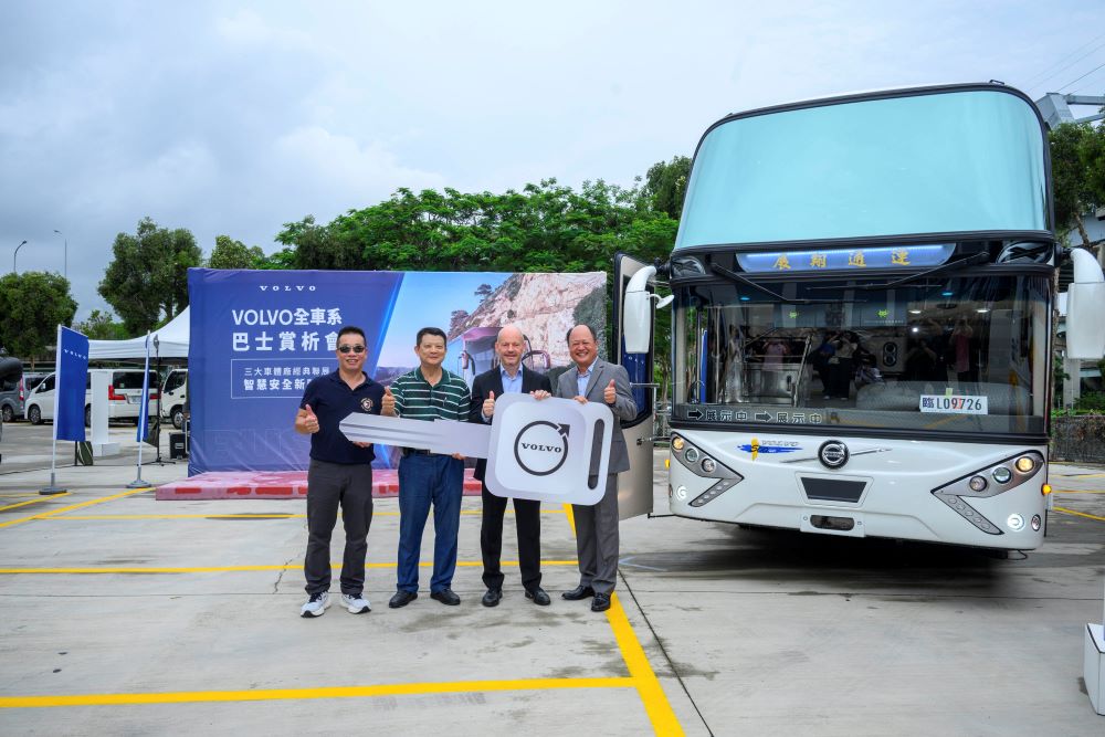 B13R 雙車型全台首交車 VOLVO 全系列巴士賞析會霸氣登場 3 《圖說》台灣首部Volvo B13R 6x2巴士交車_車主張合明 (左1)一友企業股份有限公司董事長陳宏和(左2) Volvo Buses亞太區副總裁Mats Nilsson(右2)太古商用汽車總監陳偉忠(右1) 。〈主辦單位提供〉