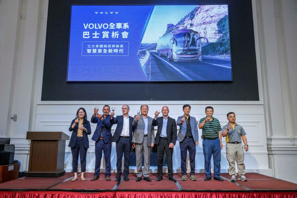 B13R 雙車型全台首交車 VOLVO 全系列巴士賞析會霸氣登場 1 《圖說》Volvo巴士原廠貴賓、太古商用汽車及3家重要車體廠夥伴 一起慶賀佳績及迎接3.0智慧安全新時代。〈主辦單位提供〉