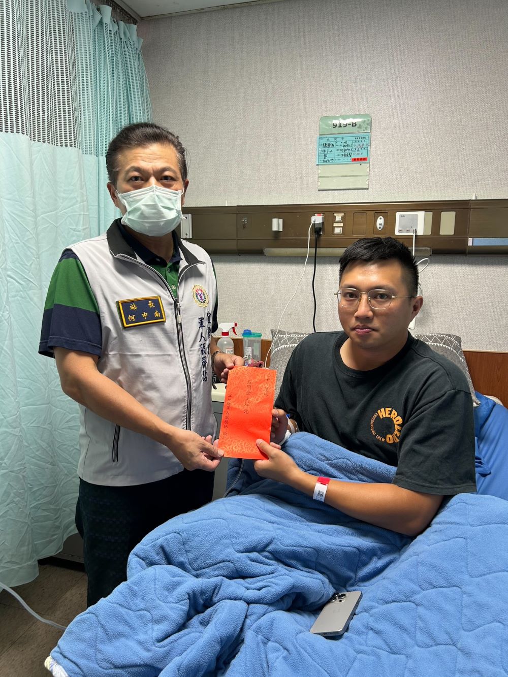 溫馨關懷住院官兵 宜蘭軍服站優質服務揪感心 6 《圖說》宜蘭縣軍人服務站長何中南探視扁桃腺手術留院觀護的張姓上兵,致送慰問金,祝福早日康復。〈宜蘭軍服站提供〉