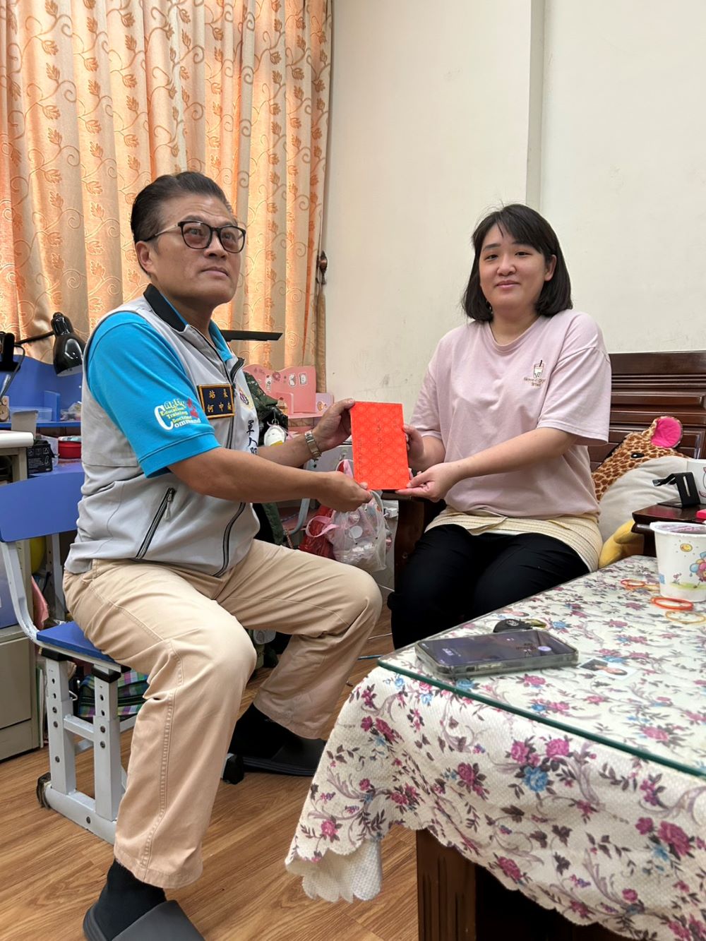 落實即時關懷慰問 宜蘭軍服站探視在家休養袍澤 3 《圖說》宜蘭縣軍人服務站長何中南探視慰問術後在家休養的黃姓中尉,親切叮嚀安心休養,祝福早日康復。〈宜蘭軍服站提供〉