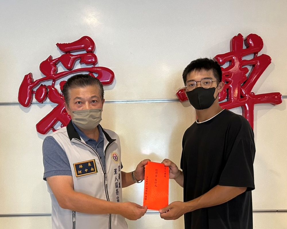 雙親車禍重傷住院 宜蘭軍服站慰勉袍澤勇敢面對 1 《圖說》宜蘭縣軍人服務站長何中南慰問照顧雙親車禍受傷住院的陸軍蘭陽指揮部王姓一兵。〈宜蘭軍服站提供〉