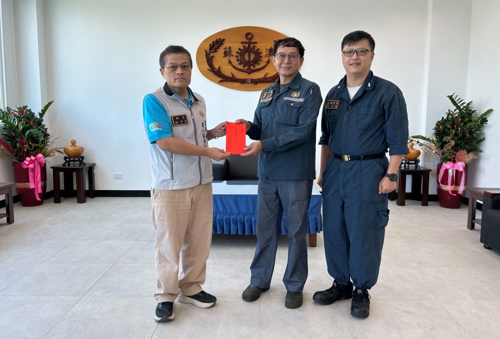 宜蘭軍服站慰問療傷袍澤 同單位父感謝溫馨關懷 5 《圖說》宜蘭縣軍人服務站長何中南慰問住院療傷的李姓上士,由其父代表接受。〈宜蘭軍服站提供〉