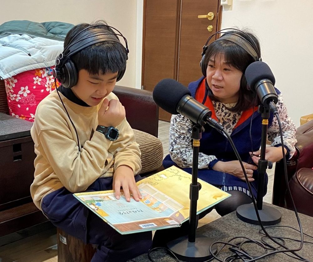 《圖說》兒童客語配音體驗營 與「聲音偶像」一同學習專業創作。〈客家局提供〉