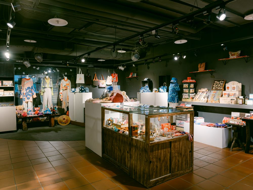 新北客家好物擴展版圖 文創精品進軍電商 3 《圖說》新北客家文化園區文創店內部空間一隅,展示多款客家設計好物。〈客家局提供〉
