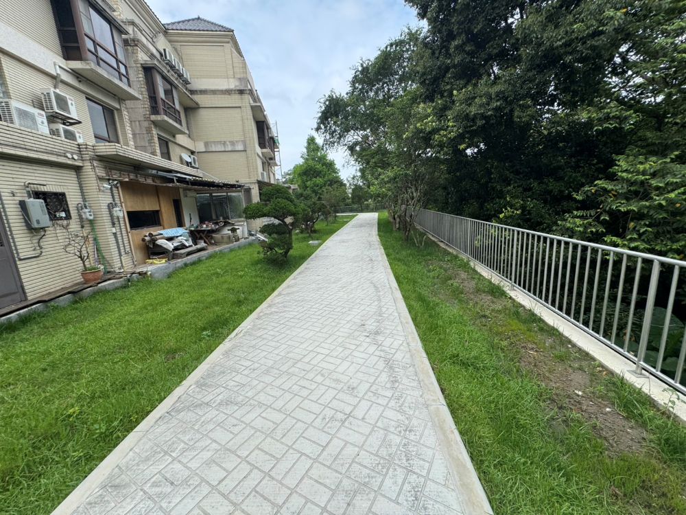 打造慢活綠空間 林口住宅區綠地活化添一樁! 1 《圖說》養工處整頓林口區仁愛路一段28巷底至仁愛路一段12號遭私人占用的空地,打造成為綠色通行空間,活化面積約1294平方公尺。圖為完工後。〈工務局提供〉