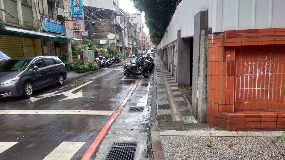 暢談人本交通3支箭 新北「大工頭」同框「國民老工」報你知 7 《圖說》新北市積極建構友善通行環境,目前已完成87所學校周邊通學廊道的改善。圖為板橋區忠孝國中通學廊道改善前。〈工務局提供〉