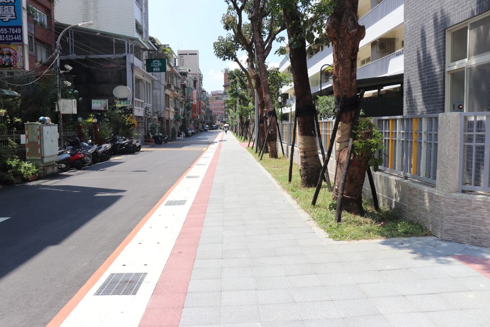 暢談人本交通3支箭 新北「大工頭」同框「國民老工」報你知 8 《圖說》板橋區忠孝國中通學廊道改善後。〈工務局提供〉