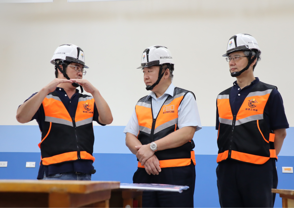 視察秀峰高中整建進度 侯盼如期115年6月底完工 2 《圖說》工務局長馮兆麟(中)、新工處長簡必琦(右一)聆聽新工處同仁說明校舍改建工程內容。〈工務局提供〉