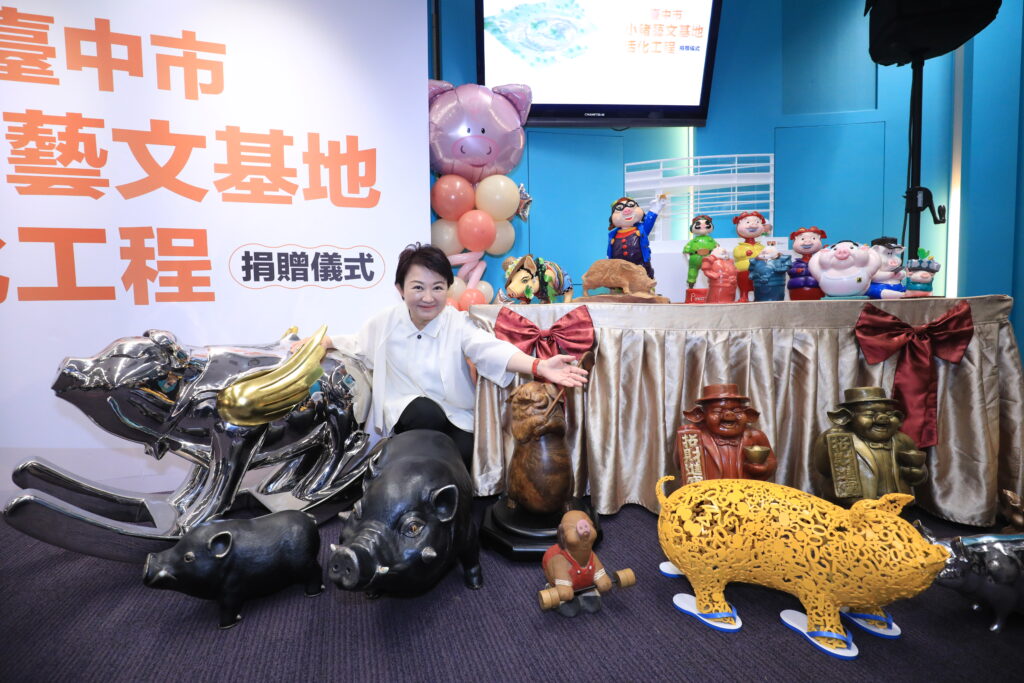 吳春山捐2億蓋台中小豬藝文基地 13000件豬藝品進駐展出 4 市長盧秀燕與各式豬藝術品合影 2