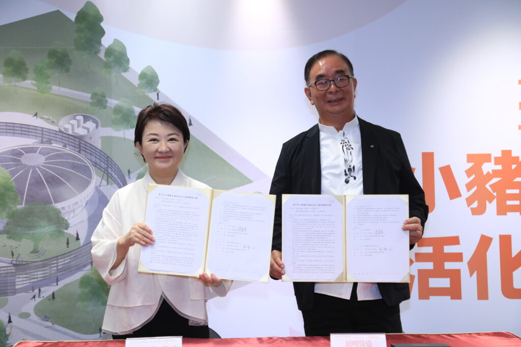 吳春山捐2億蓋台中小豬藝文基地 13000件豬藝品進駐展出 3 市長盧秀燕與吳董事長簽署捐贈合約