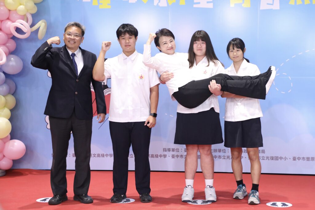 盧秀燕「超俏皮Pose」被公主抱 中市表揚8043位市長獎學生 1 市長被公主抱 中市表揚8043位市長獎學生 盧市長配合擺 超俏皮pose 最萌合影曝光