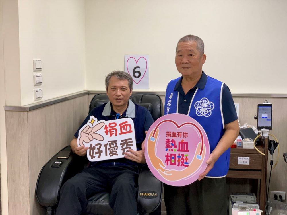 愛心不打烊 新北職總工會捐血迴響熱烈 1 《圖說》勞工局長陳瑞嘉在三重都會公園舉辦菲律賓外籍移工慢跑活動,主持鳴槍起跑儀式後,隨即趕赴捐血站為工作夥伴加油打氣外,並捲起袖子捐出熱血表達支持。〈新北市職業總工會提供〉