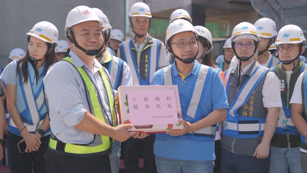視察捷運土城樹林線進度 侯:如期如質完工 2 《圖說》侯友宜慰勞施工團隊。〈捷運局提供〉