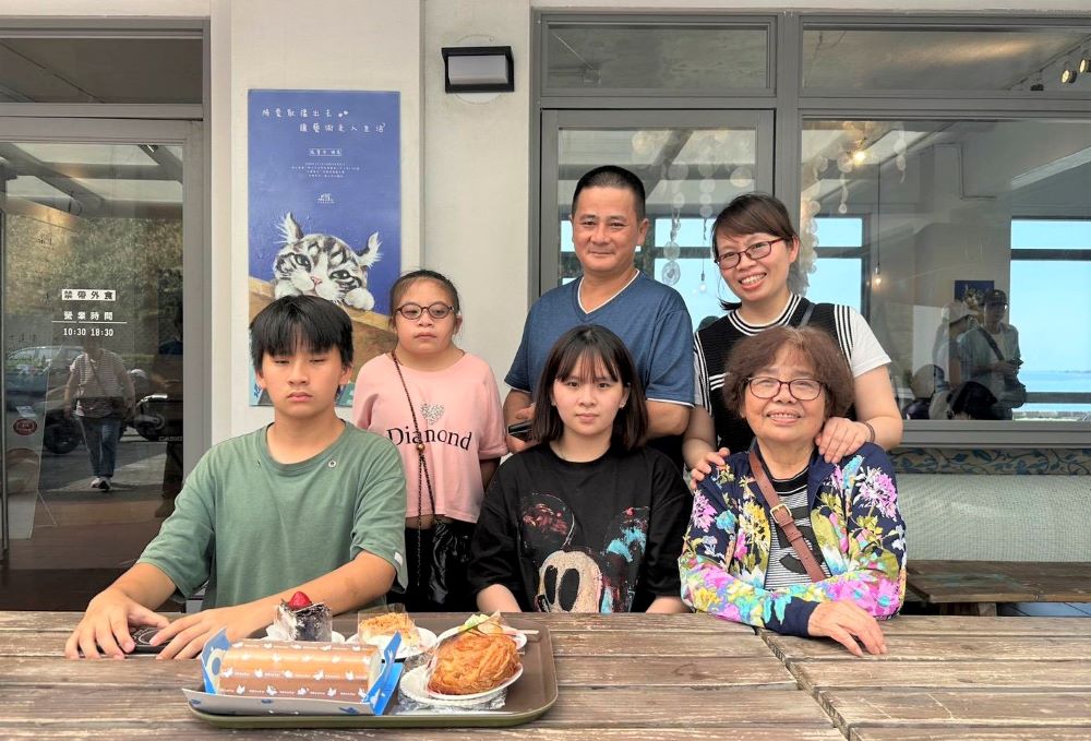 讓學習與愛同行 新北表揚模範生代表與優秀身心障礙學生 2 《圖說》三重高中張巧欣(左二)在家人的支持下穩定成長。〈教育局提供〉