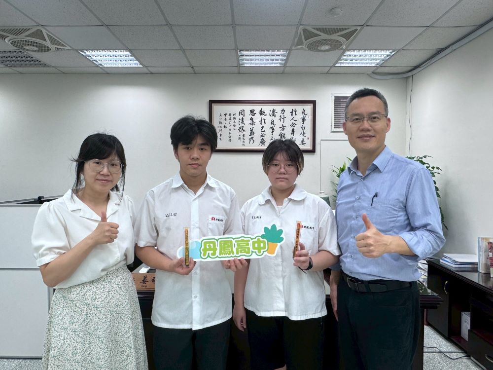 申請入學再創佳績 新北1,105名學子錄取國立大學 3 《圖說》丹鳳高中彭慈雯(右2)錄取國立政治大學政星招生。〈教育局提供〉
