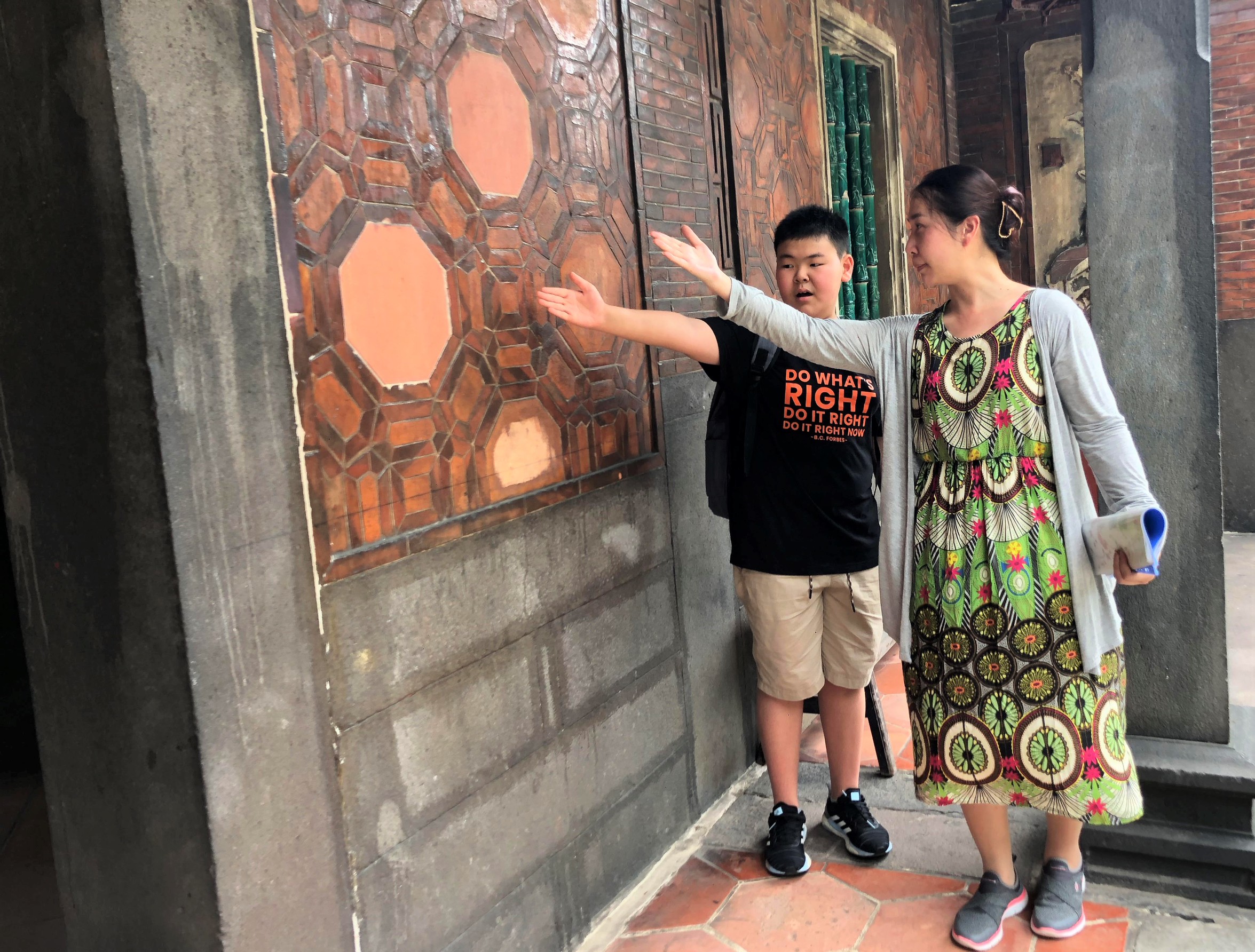 讓孩子導覽故鄉、說出自己的故事 許吟如榮獲教育部本土教育推展貢獻獎 4 《圖說》許吟如主任持續擔任林園小小導覽員指導老師已邁入第10年,不僅導覽與美學知識的傳承。〈教育局提供〉