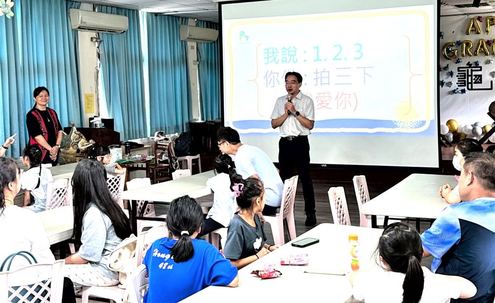 啟發孩子勇敢說「不」 新北深化家庭性平教育 3 《圖說》龜山國小校長陳紹賓出席活動,與現場家長傳達活動目的與重要性。〈教育局提供〉