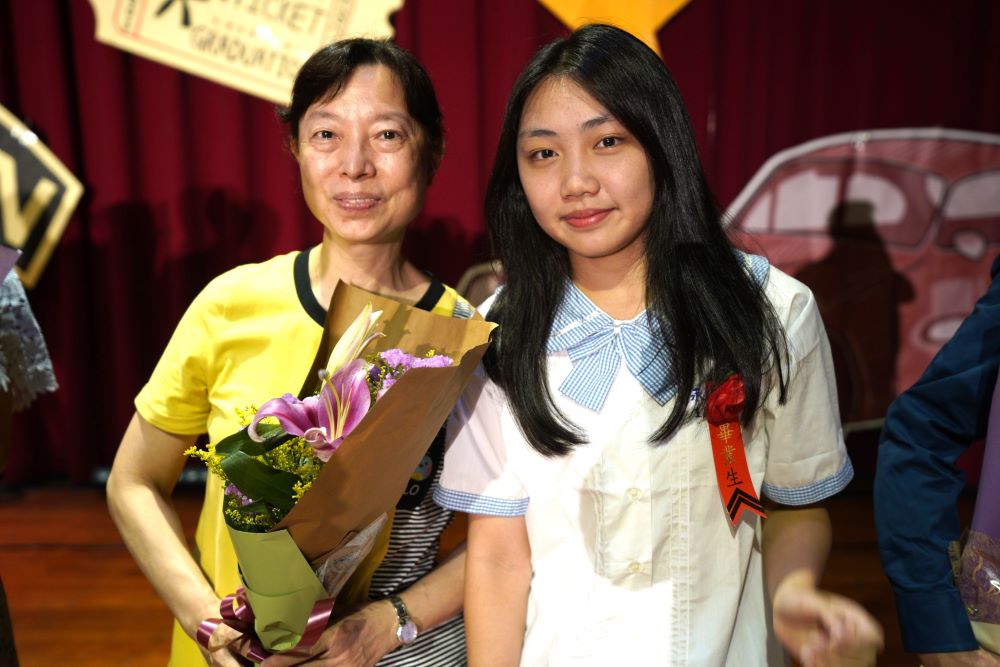 在地就學受肯定 新北優先免試入學報到率95.66% 2 《圖說》永平高中國中部學生梁凱萱(右)以公立優先免試入學錄取永平高中高中部。〈教育局提供〉
