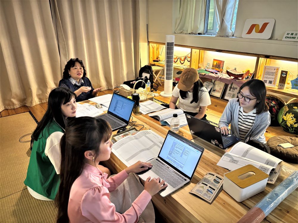 用家鄉文化翻轉學習 新北首創新二代青年教母語 4 《圖說》新二代種子講師增能培訓講師曾秀珠校長(左上)進行教學經驗分享。〈教育局提供〉