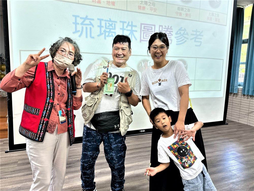 啟發孩子勇敢說「不」 新北深化家庭性平教育 2 《圖說》參與親子上台分享協力分工完成作品。〈教育局提供〉
