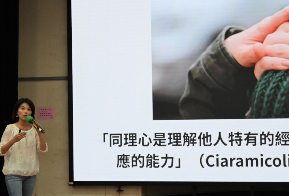 數位品德指引同步上線 新北國教輔導團數位升級 3 《圖說》綜合活動領域趙曼寧輔導員分享數位品德教案。〈教育局提供〉