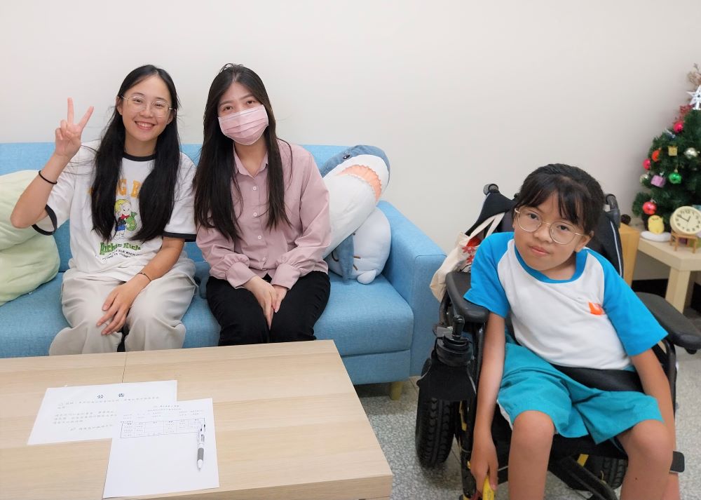 讓學習與愛同行 新北表揚模範生代表與優秀身心障礙學生 3 《圖說》萬里國中陳玉欣(右1)與關愛她的老師們共同合影。〈教育局提供〉