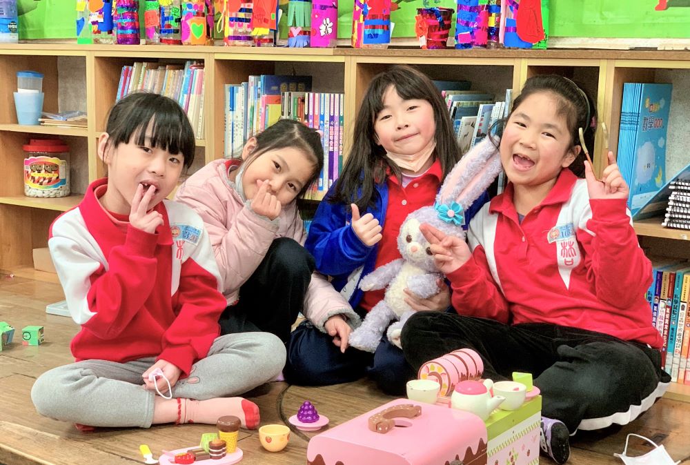 新北百萬助學金點亮328名新住民子女夢想 4 《圖說》林口國小龍宥希同學〈右1〉常常和同學於校內一同玩模擬遊戲。〈教育局提供〉