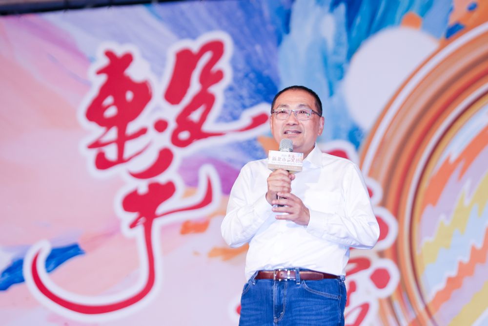 新北鼓藝節震撼登場 侯友宜擊鼓揭開序幕 1 《圖說》2025新北市鼓藝節今日晚間在新莊體育園區陽光草坪磅礴登場。〈文化局提供〉