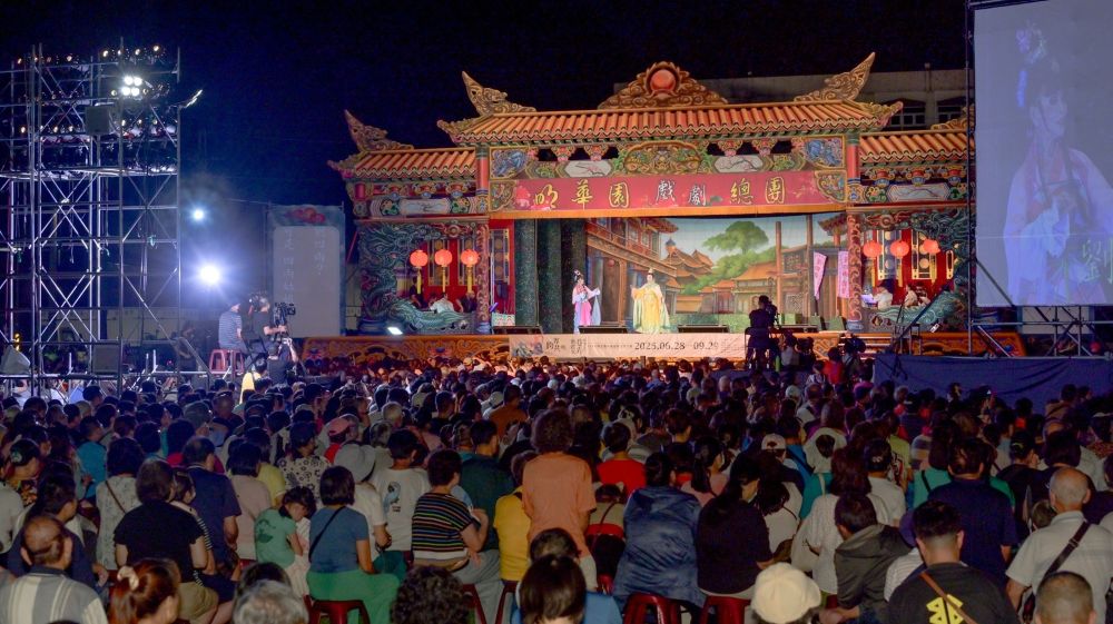 新北巷弄藝起來巡演起跑 明華園《四兩王后》揭開序幕 4 《圖說》「2025新北市巷弄藝起來」今晚在中和區熱鬧登場。〈文化局提供〉