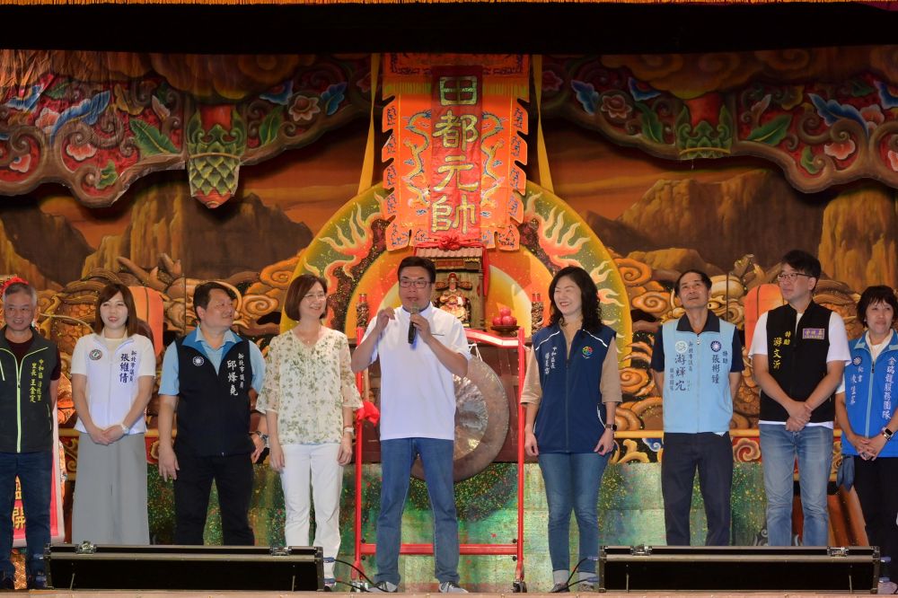 新北巷弄藝起來巡演起跑 明華園《四兩王后》揭開序幕 2 《圖說》副市長劉和然表示, 「巷弄藝起來」把藝術帶到社區,把演出送到家門口,讓更多市民能就近欣賞優質節目,左四為文化局長張䕒育。〈文化局提供〉
