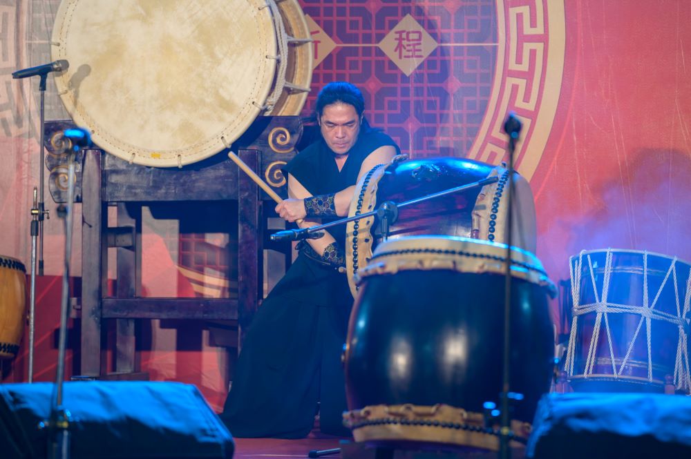 新北鼓藝節6/21起登場 18組團隊「擊慶」 4 《圖說》2025新北市鼓藝節特別邀請日本「NAMAHAGE鄉神樂太鼓團」小林義隆團長,以鼓聲展現日本男鹿半島著名的Namahage(生剝鬼)儀式。〈現代視覺管理顧問公司提供〉