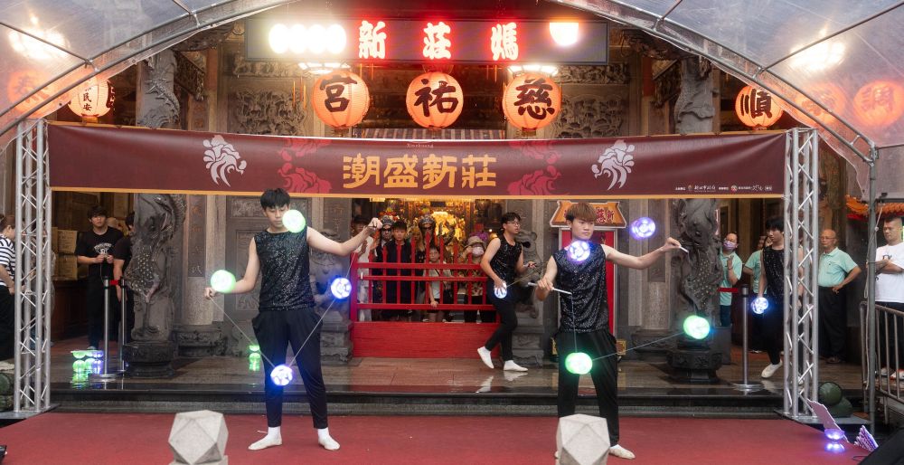 《圖說》新莊中港國小與中平國中組成的扯鈴隊「戲鈴人」演出《轉鈴獻藝》。〈文化局提供〉