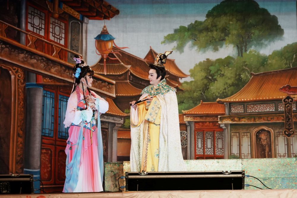 新北巷弄藝起來巡演起跑 明華園《四兩王后》揭開序幕 1 《圖說》「明華園戲劇團」《四兩王后》,以細膩情感與詼諧劇情描繪君主李存曆與民間女伶劉四兩的愛情故事。〈文化局提供〉