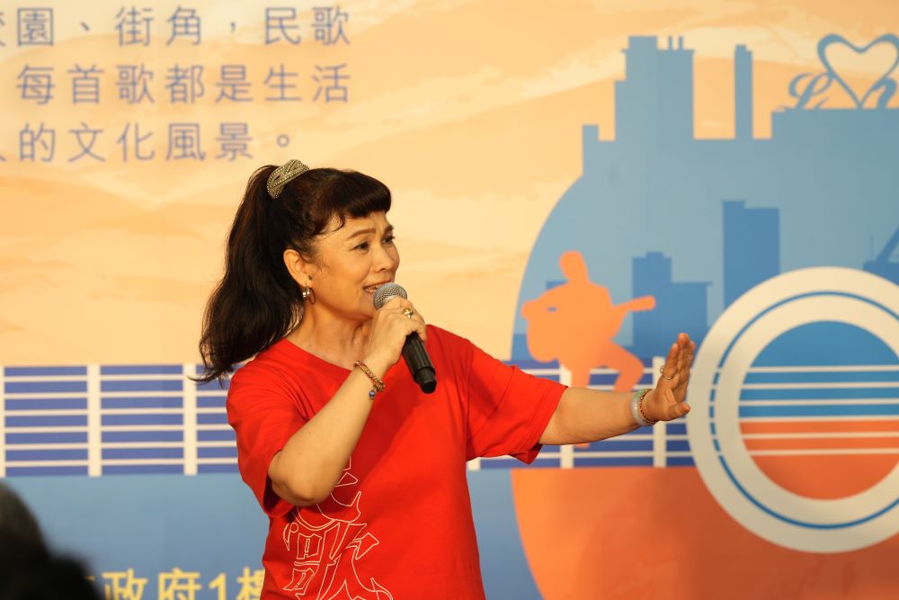 回味金韻歲月 新北市民歌50特展登場 6 《圖說》歌手凃佩岑演唱經典民歌《月琴》。〈文化局提供〉