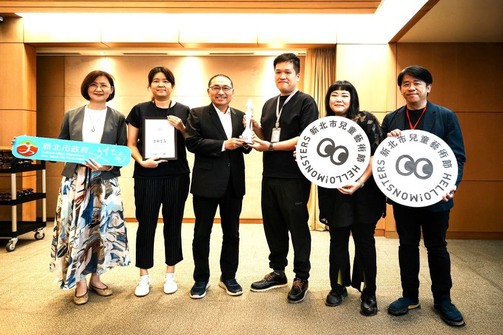 新北兩大藝文鉅作榮獲2025美國繆思大獎 2 《圖說》2024新北市兒童藝術節獲美國繆思設計大獎景觀設計類「白金獎」肯定,今日於市政會議獻獎。〈文化局提供〉