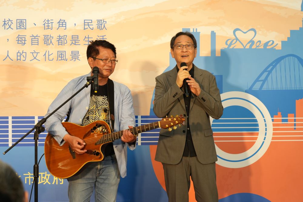 回味金韻歲月 新北市民歌50特展登場 7 《圖說》歌手陳宏銘(左)及靳鐵章(右)演唱經典民歌《漁唱》及《被遺忘的時光》。〈文化局提供〉