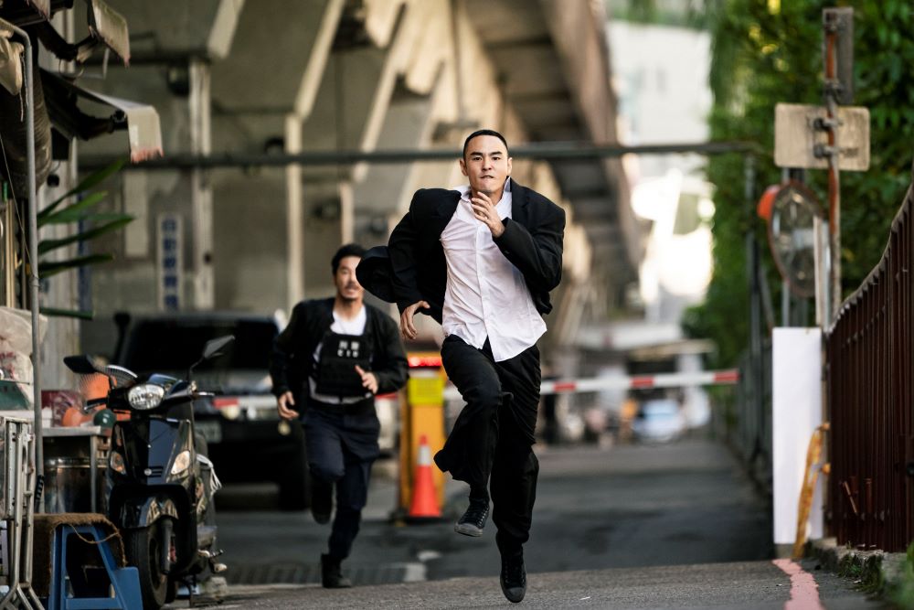 跟著膠捲去朝聖 新北「金獎星光大道」限定集章抽獎 1 《圖說》獲得第60屆金馬獎最佳動作設計獎的電影《周處除三害》,在汐止觀光夜市拍攝緊張刺激的追逐畫面。〈新聞局提供〉