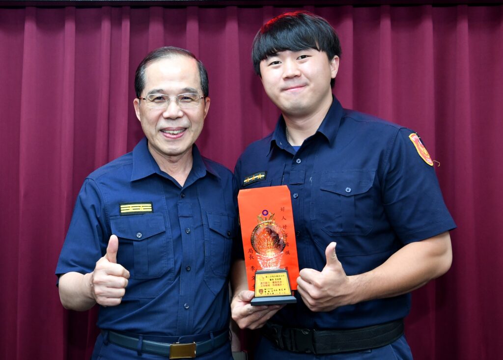 李居霖成功救下輕生女盧廷彰表揚直稱好樣的