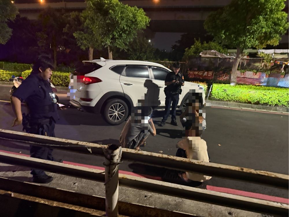 板橋警查機車遭竊 槓上開花逮竊嫌與毒品 1 《圖說》板橋警在五股區芳州九路成功攔停該車。〈板橋分局提供〉