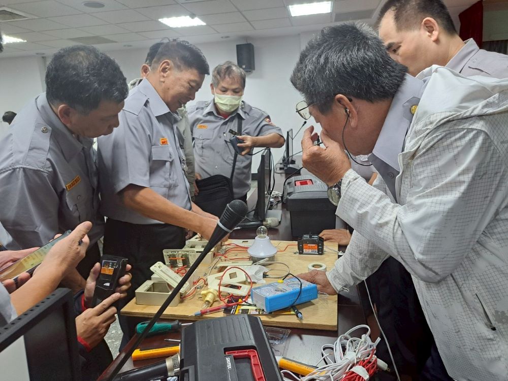 強化能量 板橋警民防、義警幹部訓練精進專業技能 2 《圖說》受訓學員認真學習。〈板橋分局提供〉