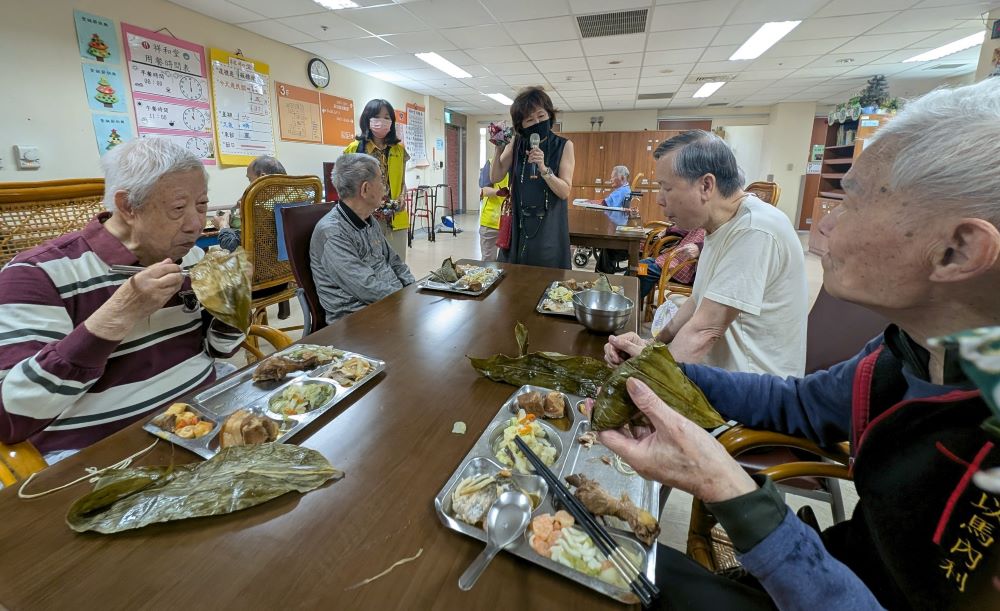 香包佳餚迎端午 板橋榮家滿滿溫馨祝福 6 《圖說》板橋榮家端午節加菜餐會,提供傳統美味的粽子及豐盛佳餚,讓長輩們在歡樂氛圍中品嚐濃濃的節慶滋味。〈板橋榮家提供〉